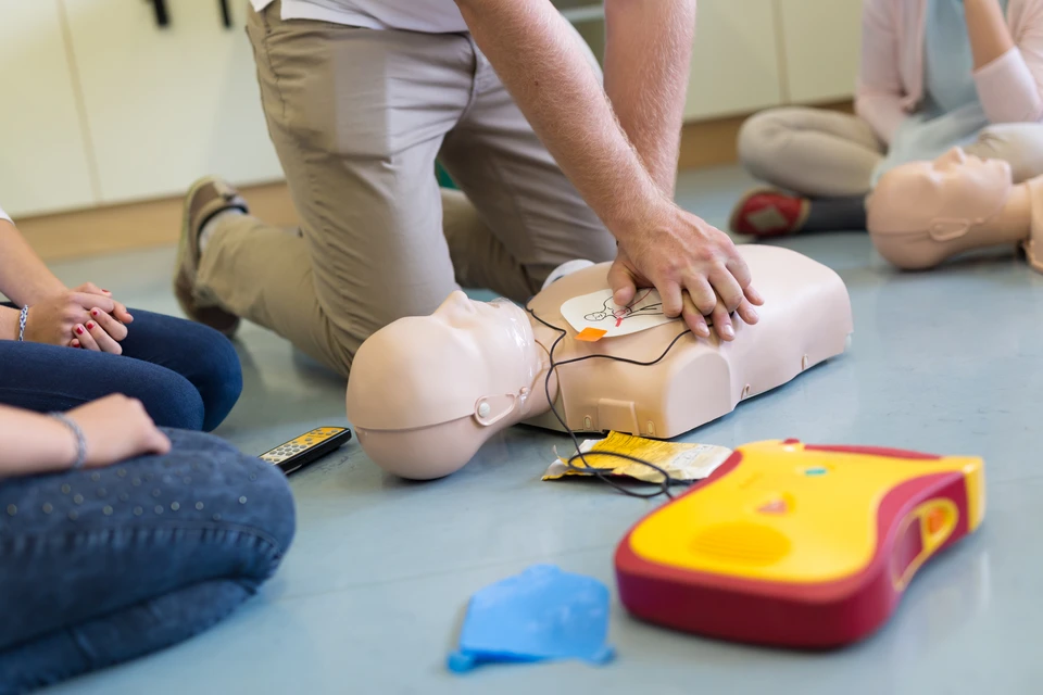 Formation aux premiers secours avec mannequin de réanimation